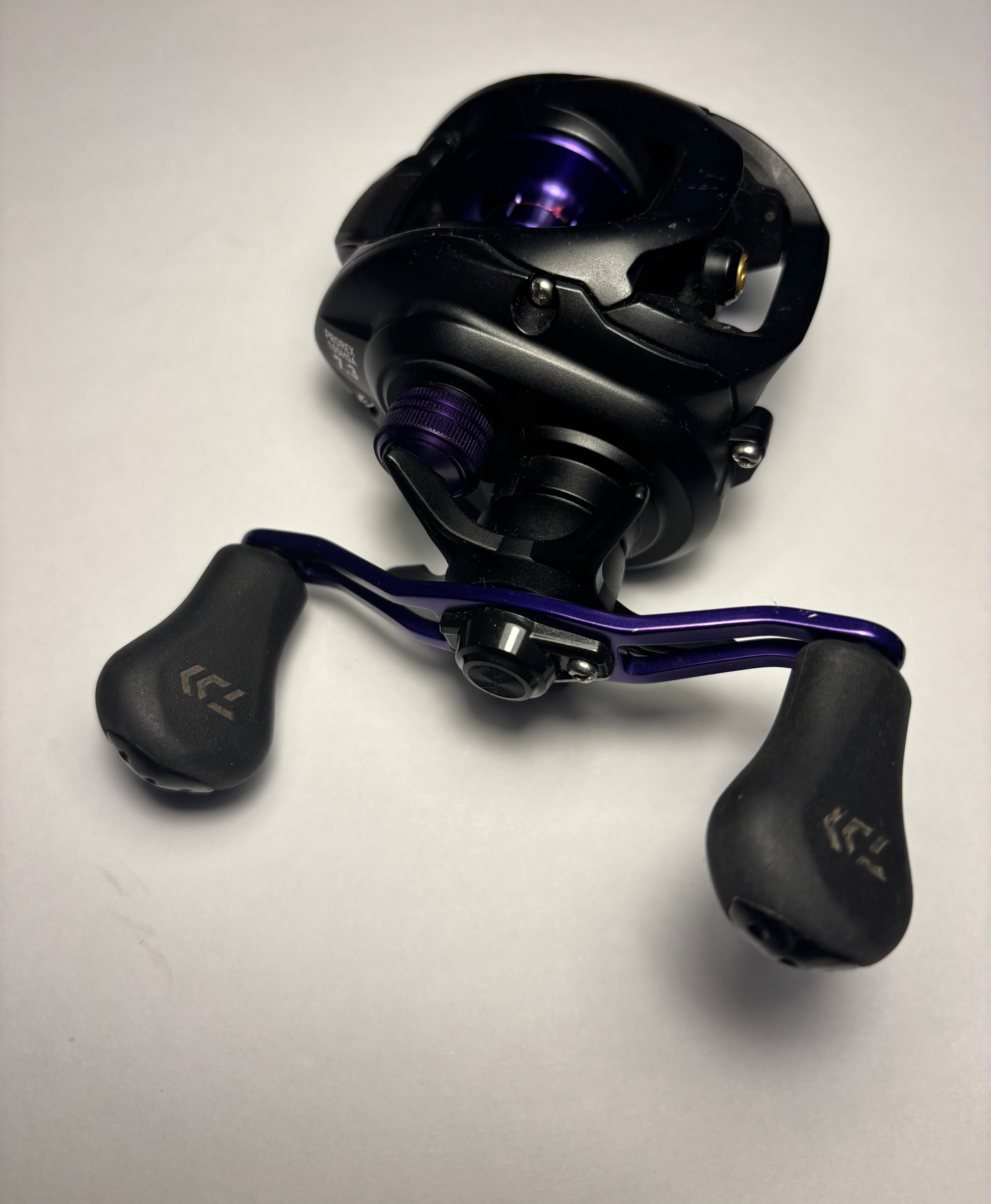 Daiwa Prorex 100HSA-hyrräkela vähän käytetty hyvä kuntoinen matalaprofiili hyrräkela.