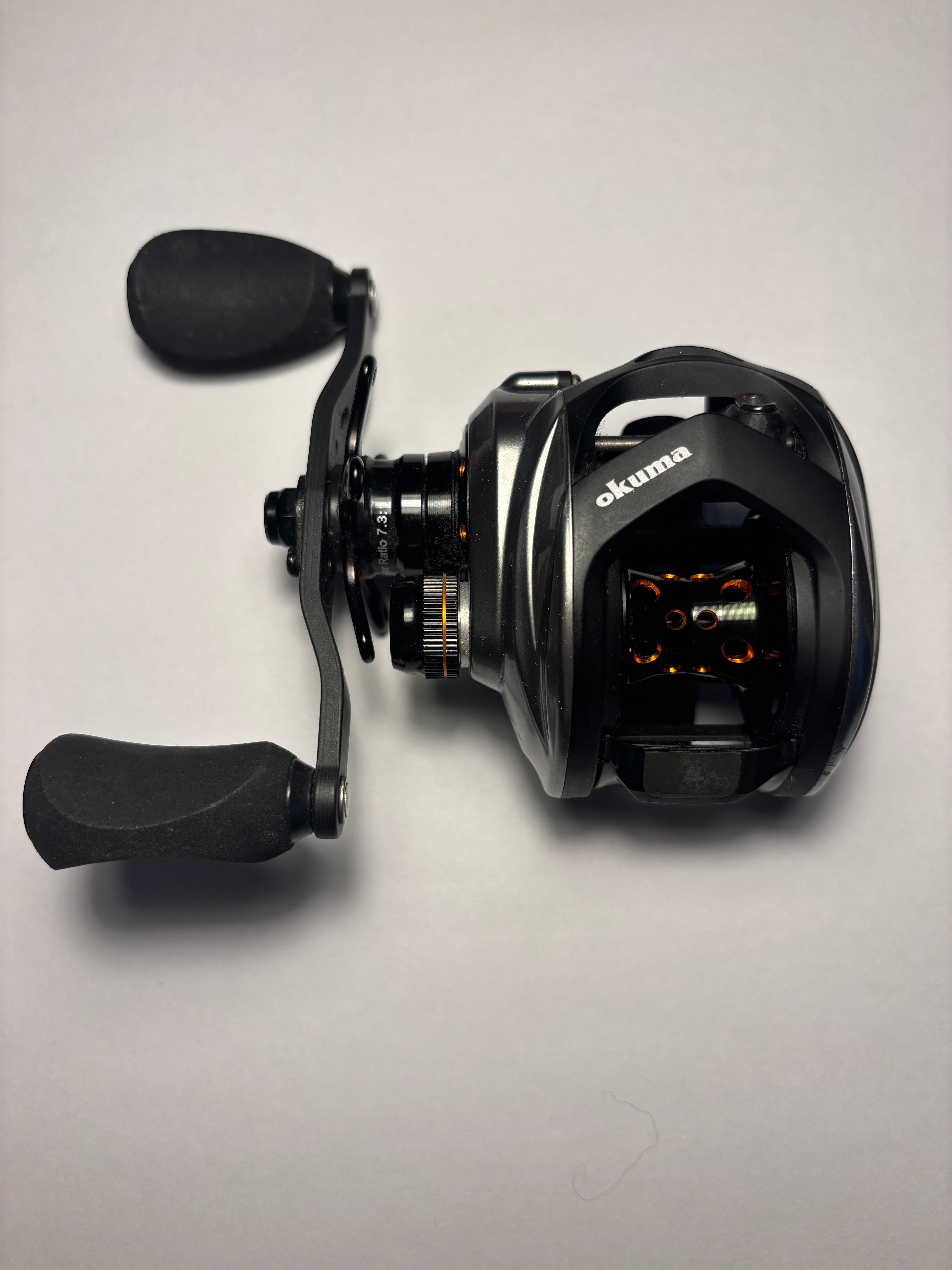 Okuma Helios SX-273 -matalaprofiili hyrräkela. Vähän käytetty, erittäin hyvä kuntoinen.